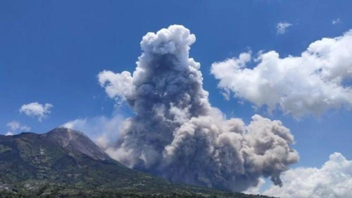 Endonezya'daki Merapi Yanardağı patladı