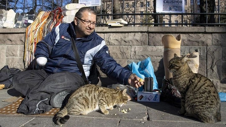 Engelli satıcı, kitapları yoldaş ettiği tezgahıyla 4 çocuğunu okutuyor