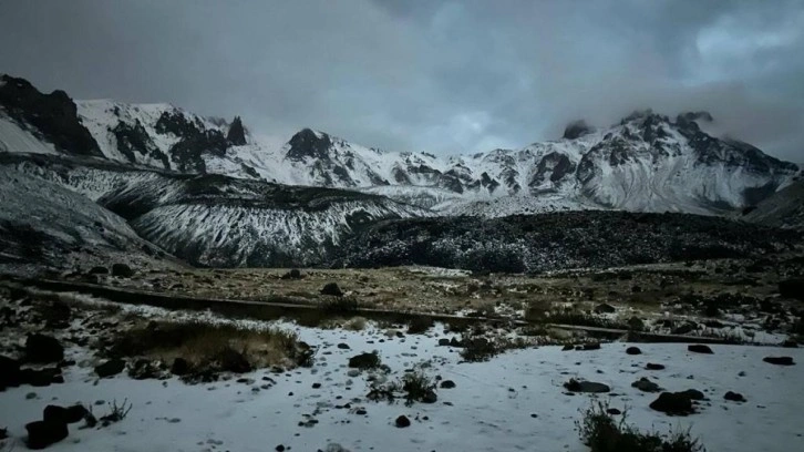 Erciyes Dağı'na mevsimin ilk karı düştü