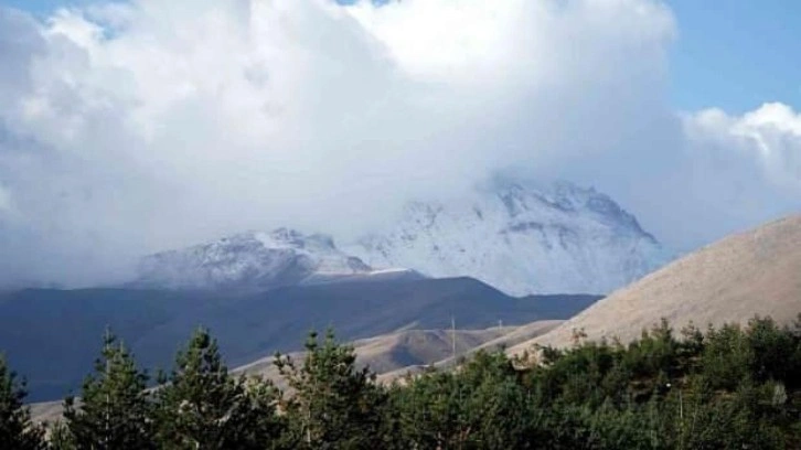 Erciyes'e mevsimin ilk karı yağdı