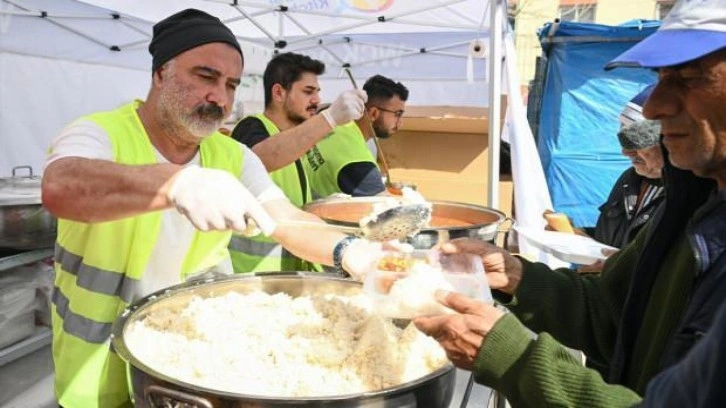 "Erdal Bakkal" da depremzedelerin yardımına koştu