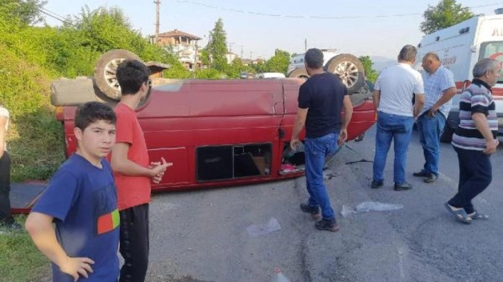 Ereğli'de işçilerin taşındığı minibüs ile otomobil çarpıştı: 7 yaralı