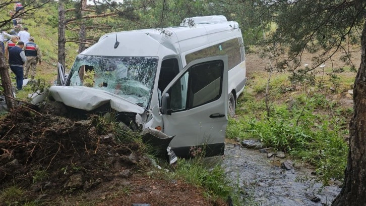 Erzincan'da şarampole devrilen minibüsteki 4 kişi öldü, 10 kişi yaralandı