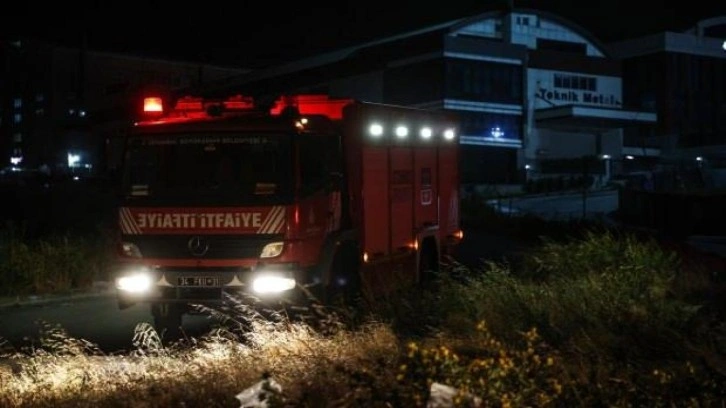 Esenyurt'ta bir fabrikada içinde kimyasal madde bulunan tank devrildi