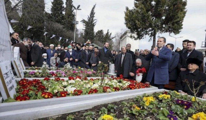 Eski başbakanlardan Necmettin Erbakan kabri başında anıldı