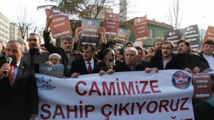 Eskişehir’de yıkımı planlanan cami için halk sokağa döküldü: Belediyen açıklama geldi!