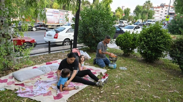 Ev sahibinin yaklaşık 5 katına çıkardığı kirayı ödeyemeyen aile parkta yaşıyor