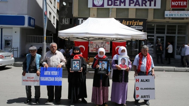 Evlat nöbetindeki annelerden evlatlarına "teslim olun" çağrısı