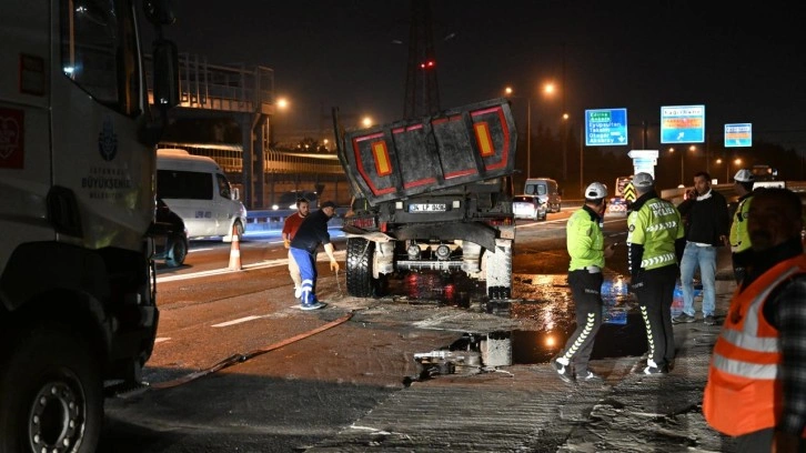 Eyüpsultan’da üst geçide çarpan kamyonun dorsesi ayrıldı