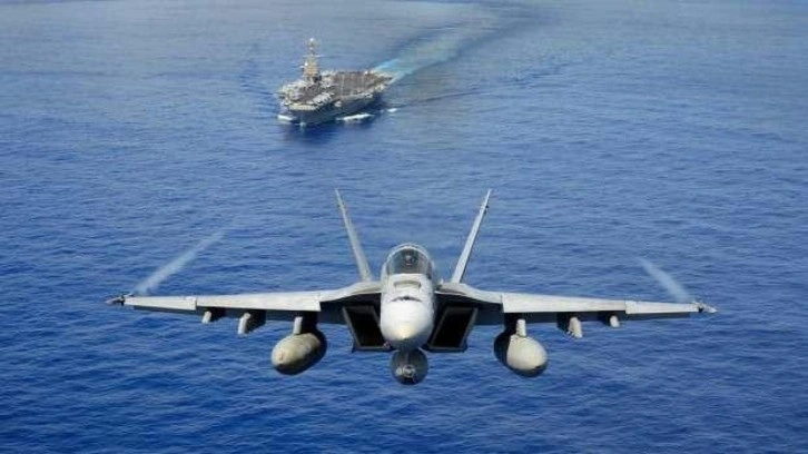 F-18 savaş uçağı gemiden denize düştü