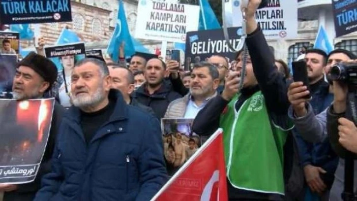 Fatih Camii önünde Çin'e protesto!