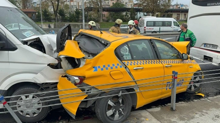 Fatih'te feci kaza: Bariyerler ile otobüs arasında sıkışan sürücüsü yaralandı