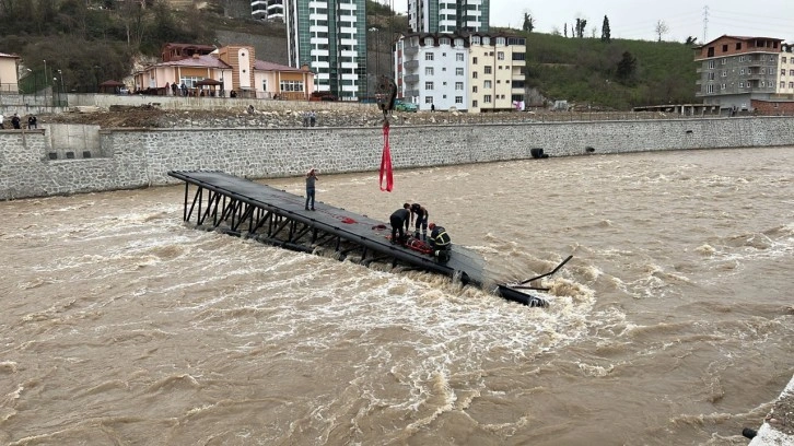 Fatsa'da faciadan dönüldü: Elekçi Deresi üzerinde asma köprü takılırken çöktü