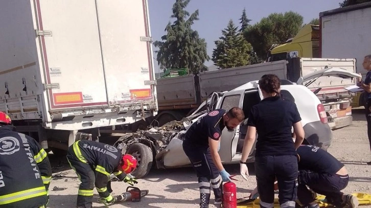 Feci kaza! Yola çıkan TIR'a çarptı