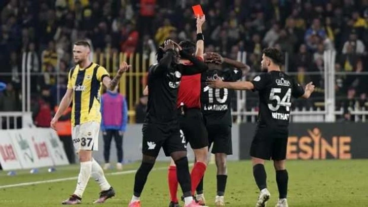 Fenerbahçe - Çaykur Rizespor maçının hakemine tepki yağıyor!