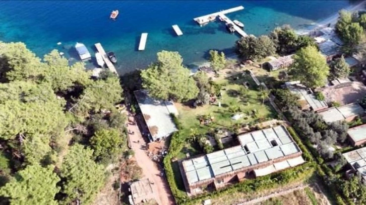 Fethiye'de koydaki kaçak yapılar yıkıldı