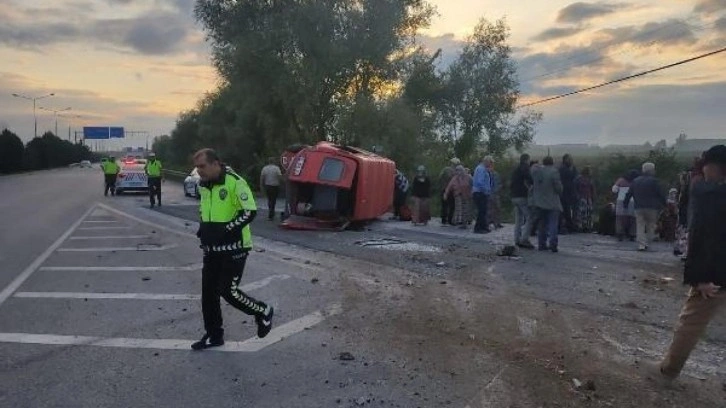 Fındık işçilerini taşıyan minibüs devrildi: 15 yaralı