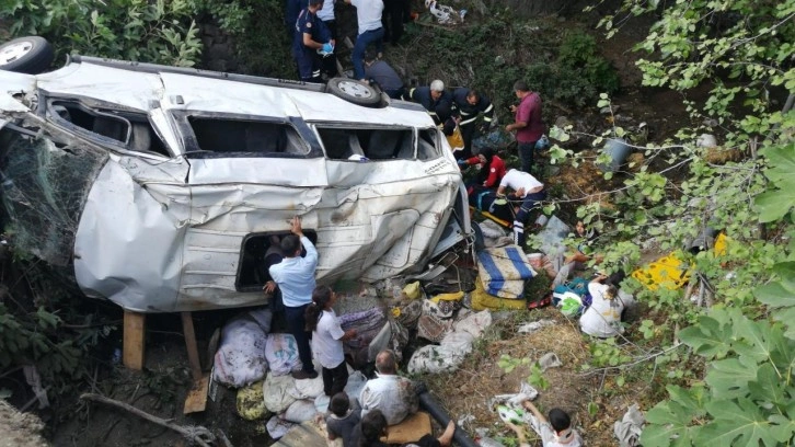 Fındık işçilerini taşıyan minibüs devrildi: Çok sayıda yaralı var