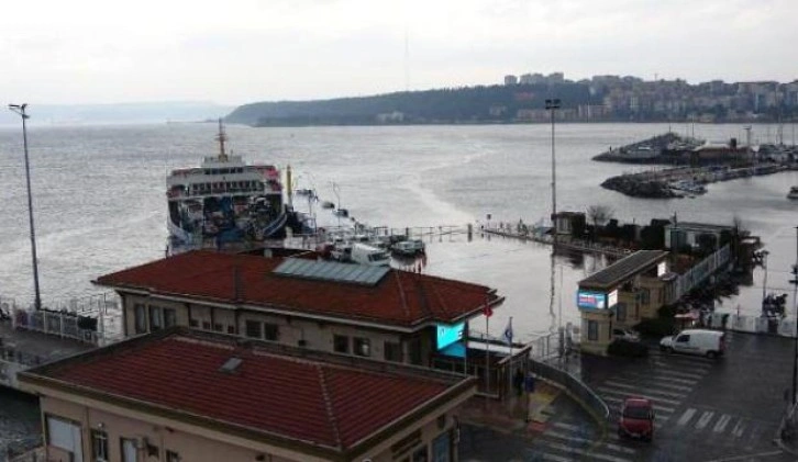 Fırtına nedeniyle Gökçeada'ya tüm feribot seferleri iptal