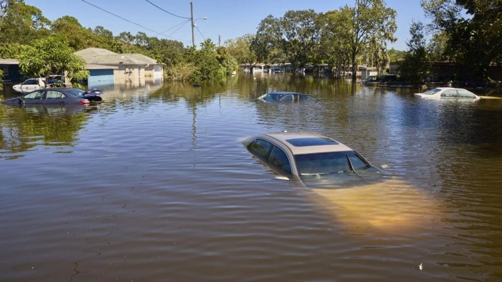 Florida’da caddeler göle döndü