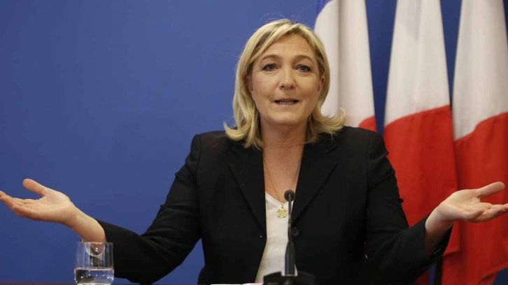 Fransa cumhurbaşkanı adayı Le Pen seçilirse başörtüsünü yasaklayacak