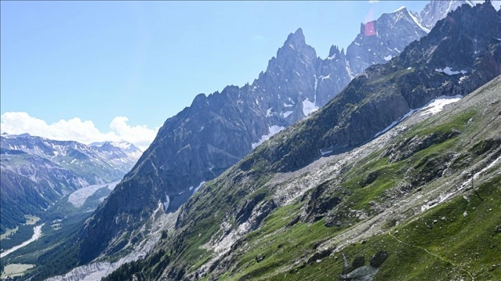 Fransa'da Mont Blanc'a tırmanan iki dağcı yüzlerce metreden düşerek öldü