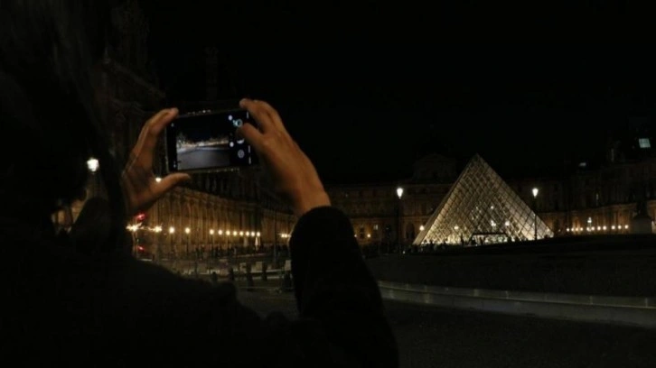 Fransızların yeni tasarruf tedbiri: Louvre Müzesi piramidinin ışıkları karardı