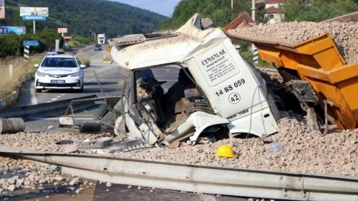 Freni patlayan kamyon toprak yoldan D-100 karayoluna uçtu: 2 yaralı