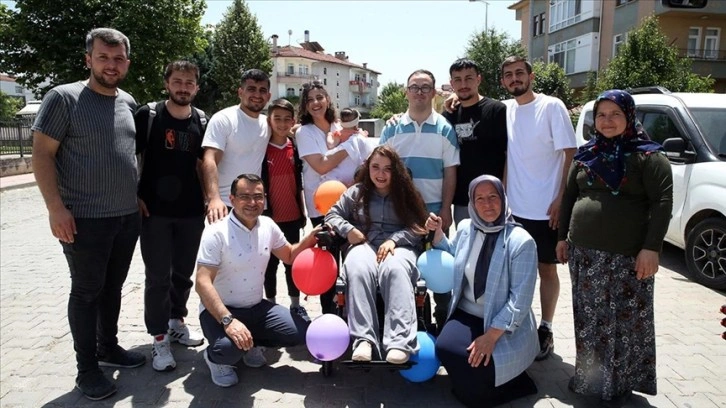 Futbol antrenörü ve sporcularından engelli Nurcan'a 