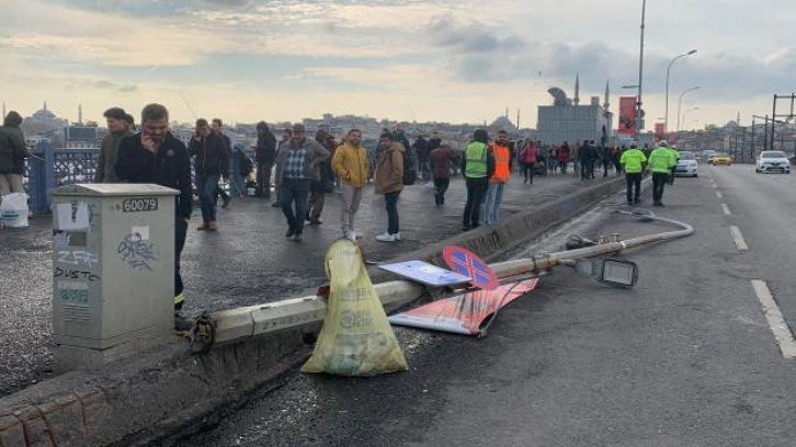 Galata Köprüsü'nde aydınlatma direği devrildi, tramvay seferleri aksadı