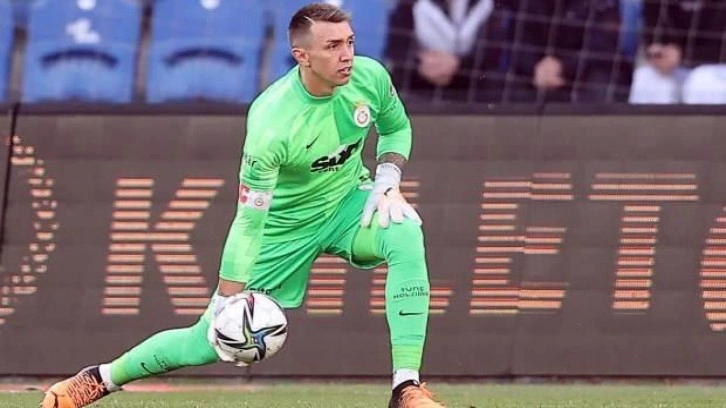 Galatasaray'ı ipten aldı! Muslera yıllar sonra bir ilke imza attı