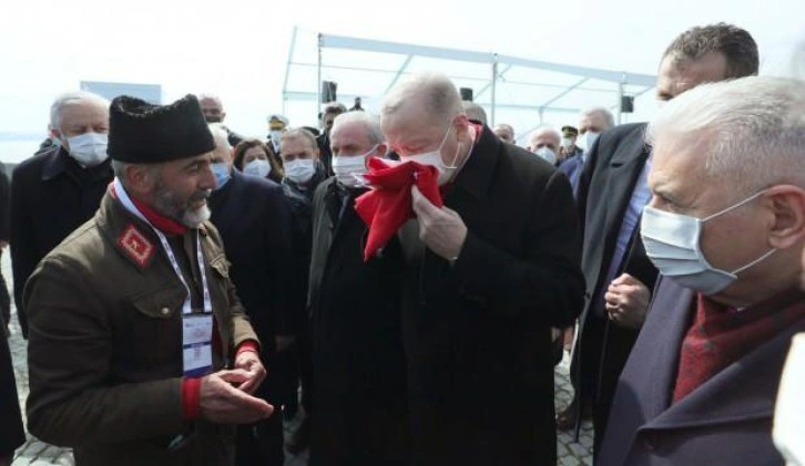 Gazi torunu, Tevfik Göksu'dan aldığı bayrağı Cumhurbaşkanı Erdoğan'a teslim etti