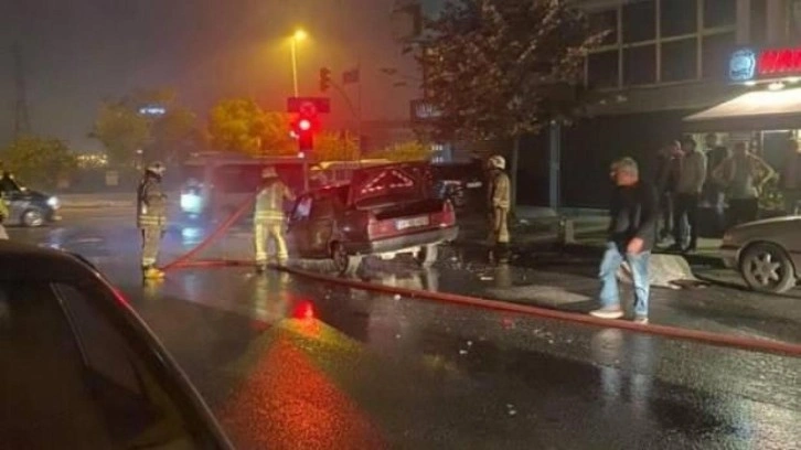 Gaziosmanpaşa’da otomobil yol ortasında alev alev yandı