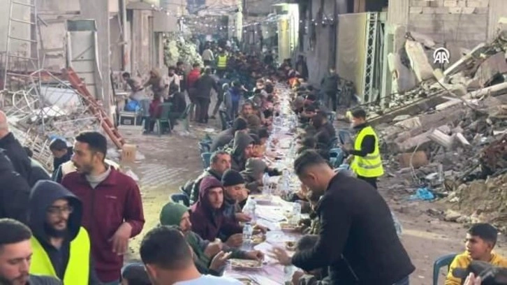 Gazze'de yıkım ve enkaz arasında ilk iftar