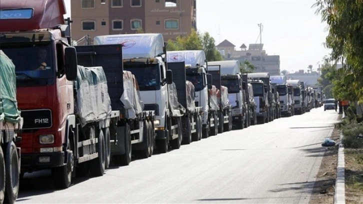 Gazze Şeridi'ne giden yardım tırlarının girişi durdu