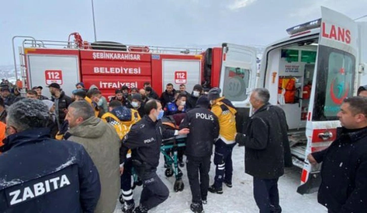 GİRESUN'DA BUZLU YOLDA KONTROLDEN ÇIKAN YOLCU OTOBÜSÜ DEVRİLDİ: 9 YARALI 