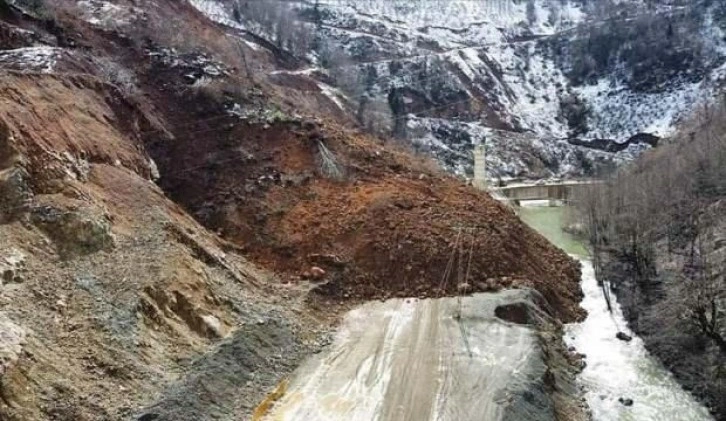 Giresun'da Kovanlık-Aydındere yolu heyelan nedeniyle kapandı