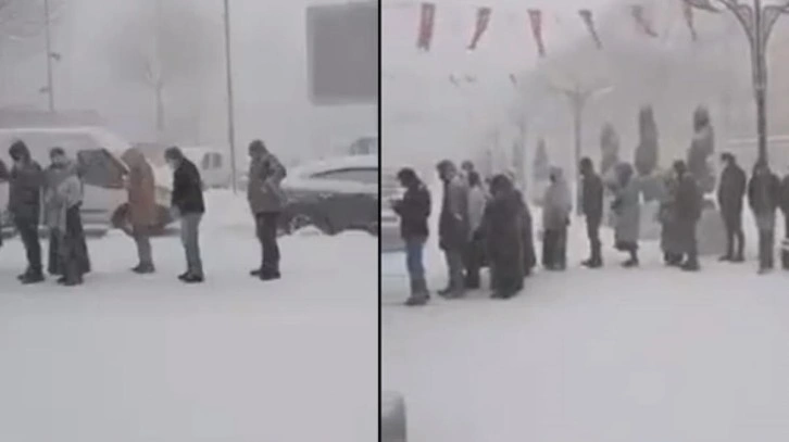 Görüntüler İstanbul'dan! Vatandaşlar tipi altında Halk Ekmek kuyruğu bekledi