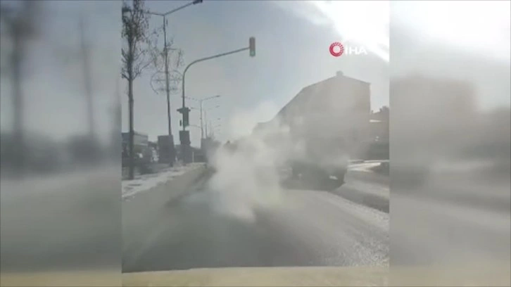 Göz gözü görmedi! Erzurum’da egzozu arızalı otomobil trafikte sürücülere zor anlar yaşattı