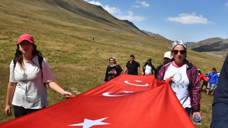 Gümüşhane'nin 3 bin 82 rakımlı Deveboynu Yaylası'nda şehitler anısına yürüyüş düzenlendi