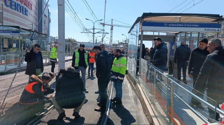 Güngören'de tramvay raydan çıktı: Seferler yapılamıyor