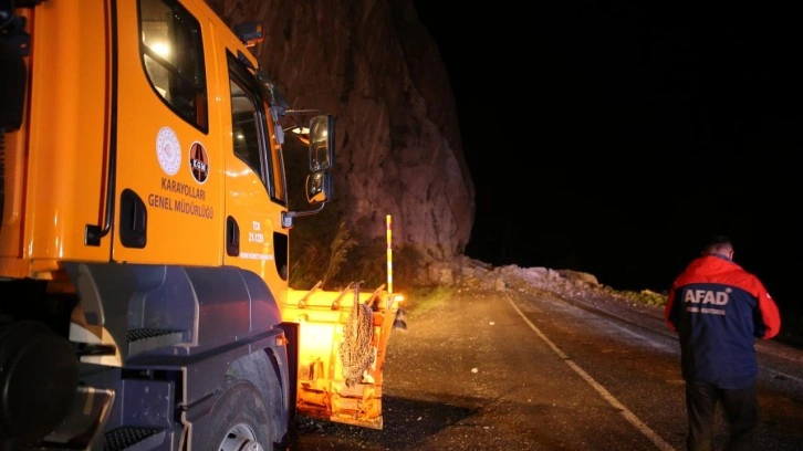 Hakkari-Çukurca kara yolu dağdan düşen kaya parçaları nedeniyle kapandı