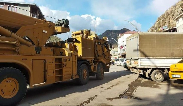 Hakkari'de sınırda hareketlilik: Askeri sevkiyat yapıldı