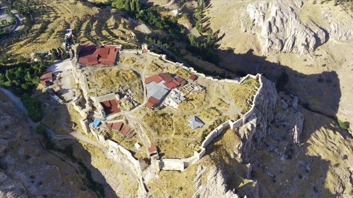 Harput Kalesi'nde yaklaşık 1000 yıllık olduğu düşünülen saray mutfağı bulundu