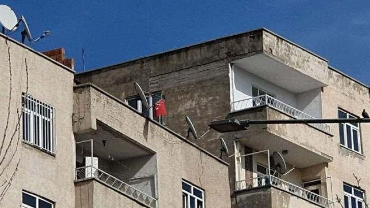 Hasarlı bina yıkımı, çatıdaki Türk bayrağının alınması için durduruldu