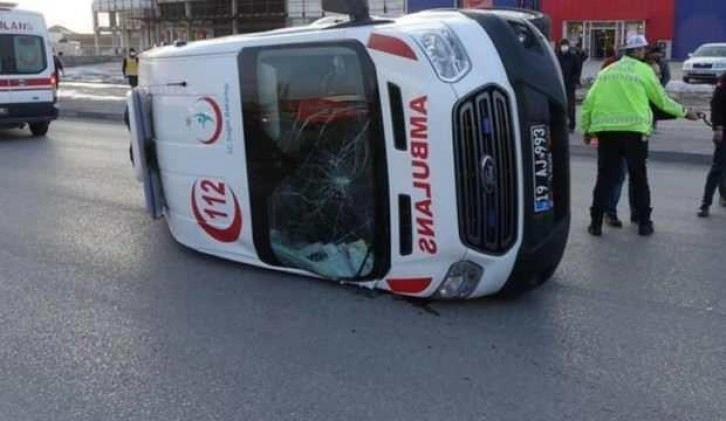 Hasta taşıyan ambulans kaza yaptı: 5 yaralı