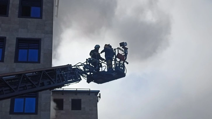 Hastane inşaatında yangın. Mahsur kalan işçilerin imdadına itfaiye ekipleri yetişti