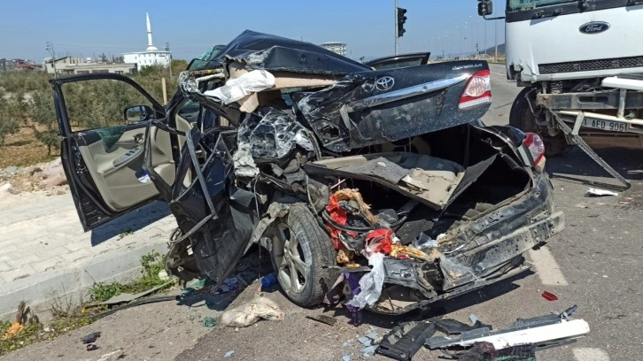 Hatay'da kamyon ile otomobil çarpıştı: Yaralılar var