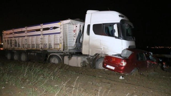 Hatay’da kamyonla çarpışan otomobildeki 2 kişi öldü