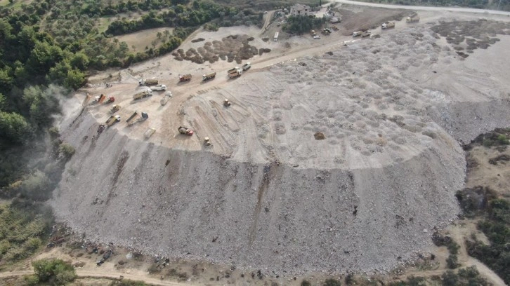 Hatay'da moloz dağları oluştu